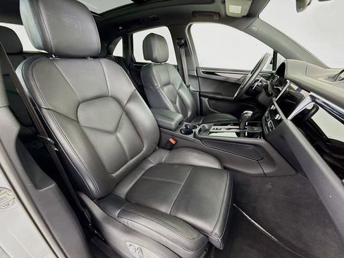Certified 2024 Porsche Macan AWD/4WD image 30