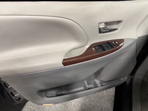 Used 2013 Toyota Sienna XLE image 20