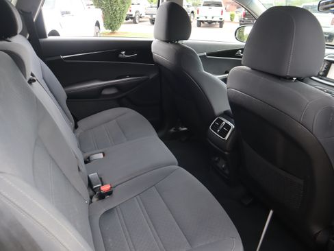 Used 2019 Kia Sorento AWD V6 image 27
