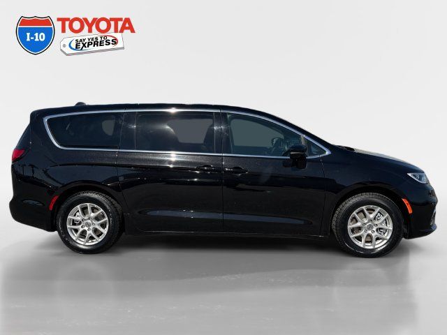 Used 2025 Chrysler Pacifica Select FWD image 6