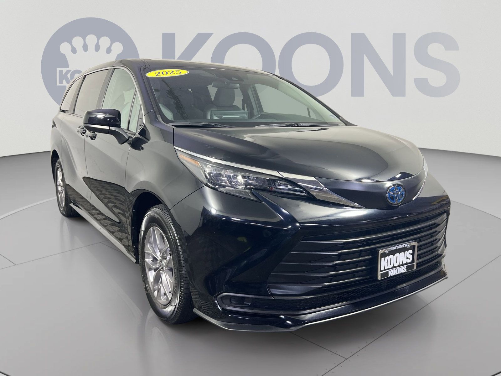 Used 2025 Toyota Sienna LE FWD image 10