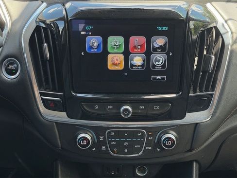 Used 2018 Chevrolet Traverse LT FWD image 19