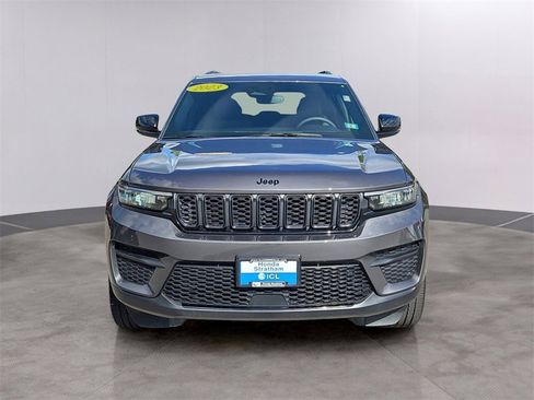 Used 2023 Jeep Grand Cherokee Altitude image 3