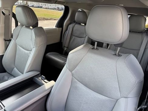 Used 2021 Toyota Sienna Limited image 19