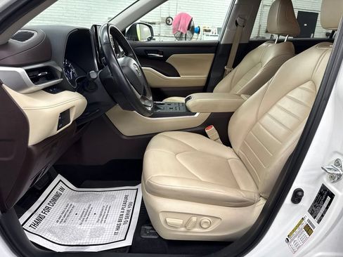 Used 2022 Toyota Highlander XLE AWD/4WD image 9