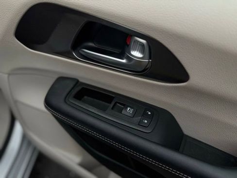 Certified 2024 Chrysler Pacifica Touring-L image 16