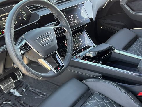 Used 2024 Audi Q8 e-tron Prestige image 36