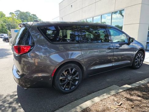 Used 2019 Chrysler Pacifica Touring Plus w/ S Appearance Package FWD image 6