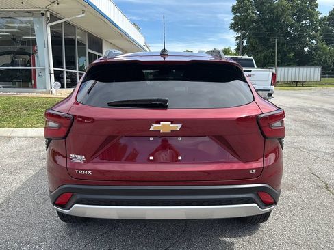 Used 2025 Chevrolet Trax LT w/ LT Convenience Package FWD image 4