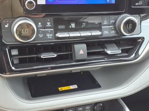Used 2023 Toyota Highlander XLE FWD image 26