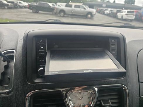 Used 2014 Chrysler Town & Country Touring FWD image 22