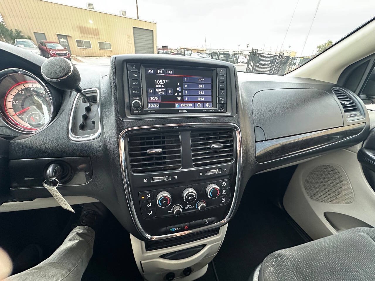 Used 2018 Dodge Grand Caravan SE w/ UConnect Hands-Free Group FWD image 22