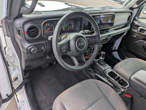 Used 2025 Jeep Wrangler Unlimited Rubicon AWD/4WD image 17