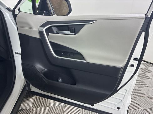 Used 2020 Toyota RAV4 Limited image 32