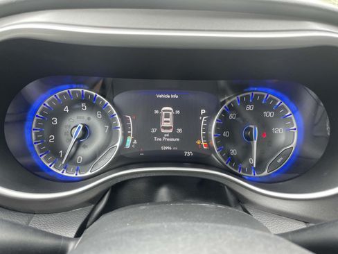 Used 2024 Chrysler Pacifica Touring-L FWD image 19