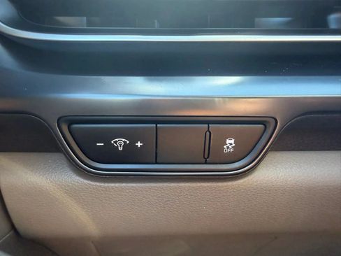 Used 2025 Kia Carnival FWD image 17
