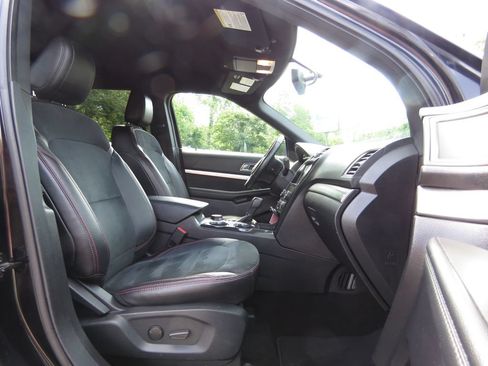 Used 2019 Ford Explorer XLT w/ Equipment Group 202A AWD/4WD image 13