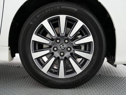 Used 2019 Toyota Sienna Limited Premium image 64