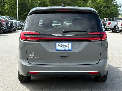 Used 2025 Chrysler Pacifica Select FWD image 3