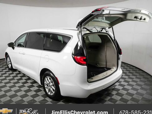 Used 2024 Chrysler Pacifica Touring-L FWD image 33