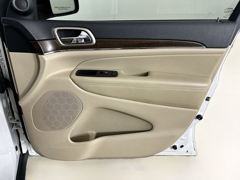 Used 2017 Jeep Grand Cherokee Limited w/ Luxury Group II image 33