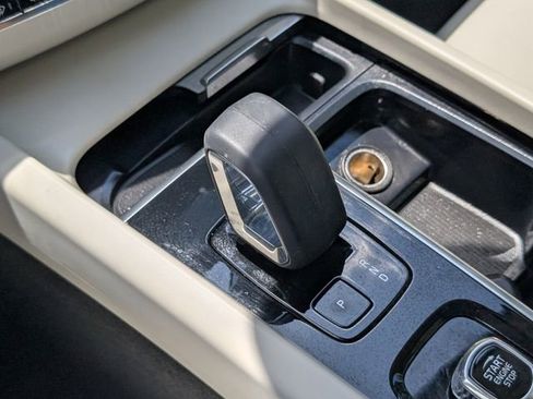 Used 2023 Volvo XC60 B5 Plus image 26