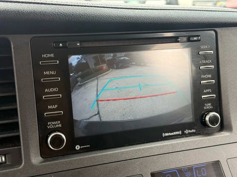 Used 2019 Toyota Sienna SE image 18