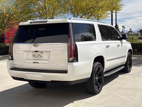 Used 2019 Cadillac Escalade ESV Luxury AWD/4WD image 3