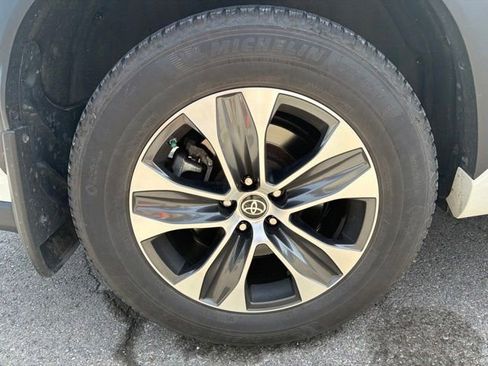 Used 2022 Toyota Highlander XLE AWD/4WD image 16