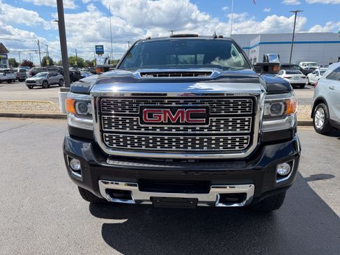 Used 2018 GMC Sierra 2500 Denali w/ Duramax Plus Package AWD/4WD image 3