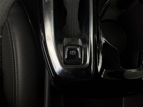 Used 2025 Chevrolet Trax LT FWD image 21