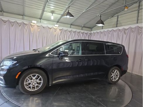 Used 2023 Chrysler Pacifica Touring-L image 4
