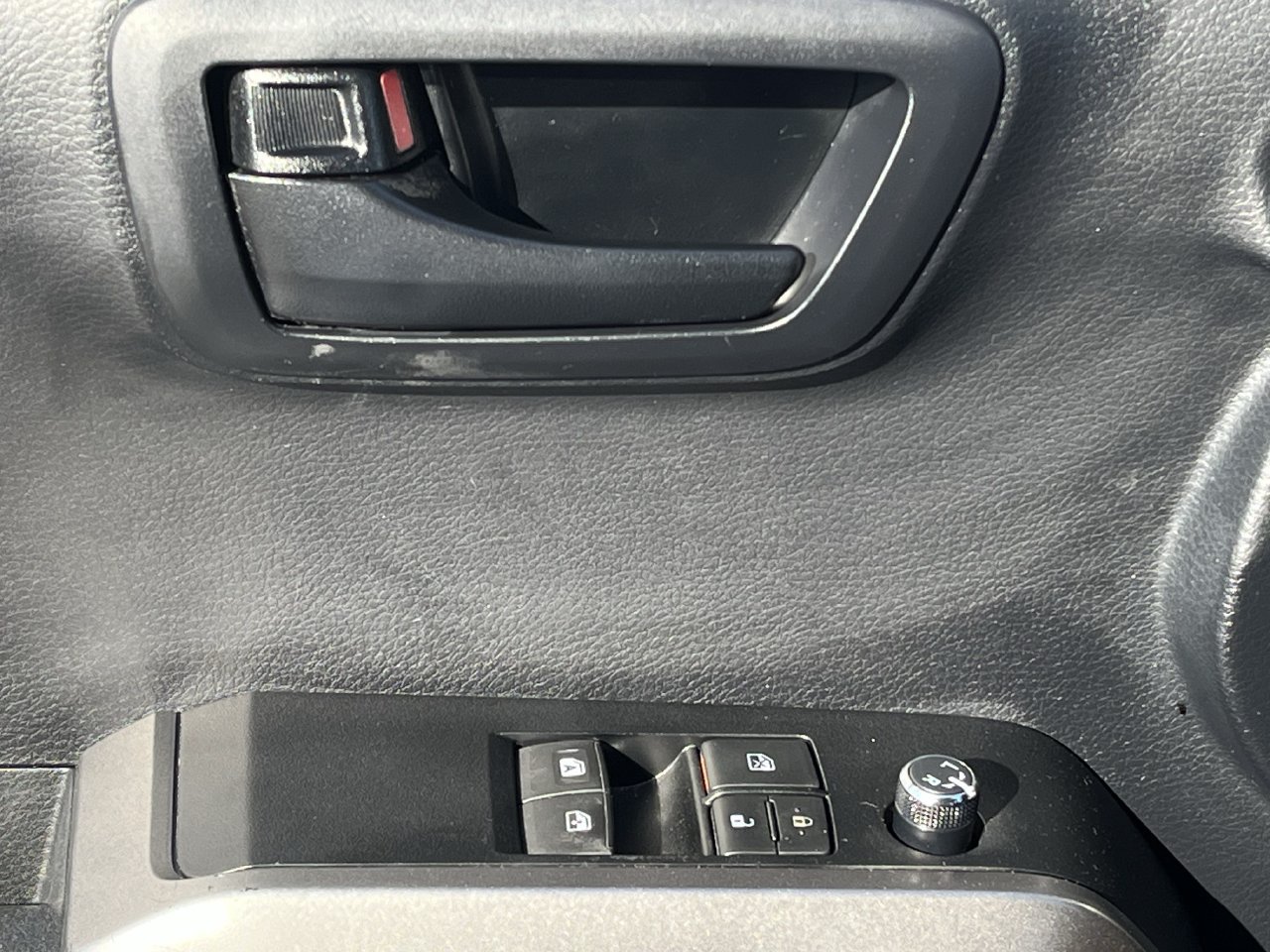 Used 2018 Toyota Tacoma SR5 AWD/4WD image 21