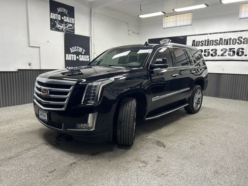 Used 2017 Cadillac Escalade Luxury AWD/4WD image 3