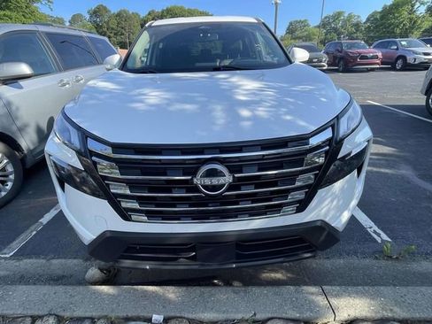 Used 2024 Nissan Rogue SV AWD/4WD image 3