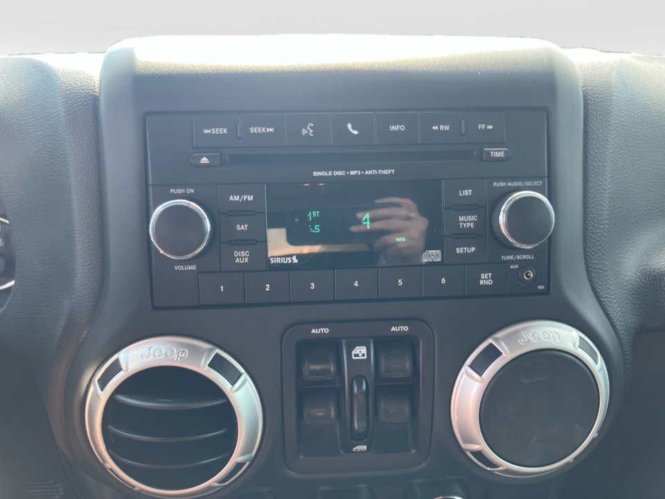 Used 2016 Jeep Wrangler Unlimited Sahara w/ Connectivity Group AWD/4WD image 21