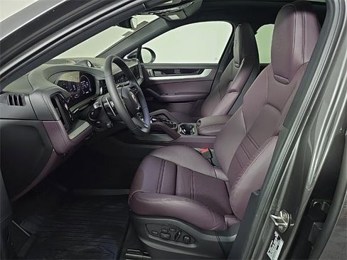 Certified 2025 Porsche Cayenne Coupe image 5