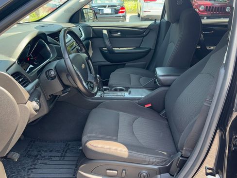 Used 2017 Chevrolet Traverse LT w/ Style and Technology Package image 12