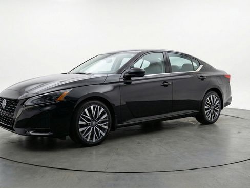Used 2025 Nissan Altima 2.5 SV image 3