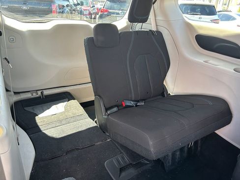 Used 2021 Chrysler Pacifica Touring FWD image 37