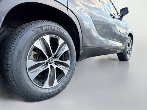 Used 2021 Toyota Highlander XLE AWD/4WD image 16
