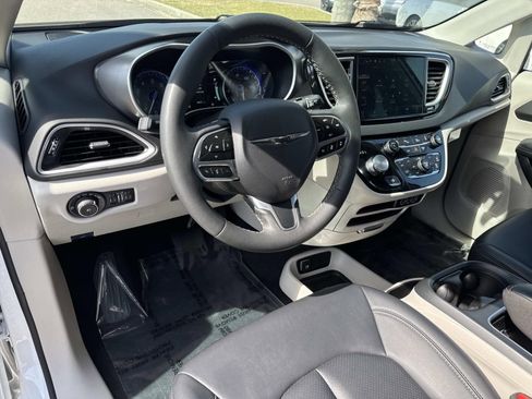 Used 2024 Chrysler Pacifica Touring-L FWD image 19