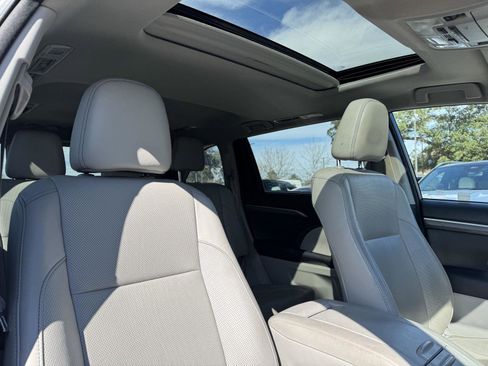 Used 2017 Toyota Highlander Limited image 32