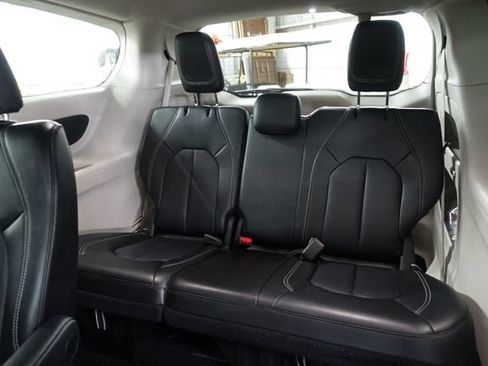 Used 2024 Chrysler Pacifica Touring-L FWD image 19