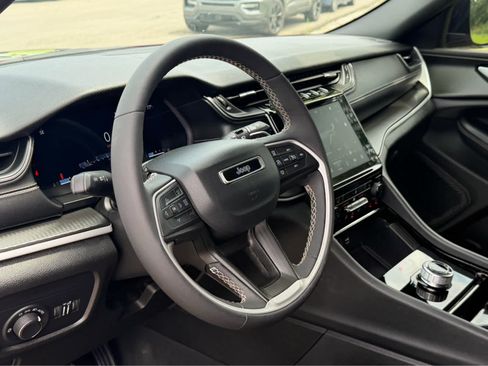 Used 2023 Jeep Grand Cherokee Altitude AWD/4WD image 25