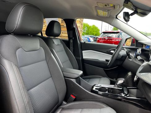 Used 2025 Chevrolet Trax LT FWD image 29