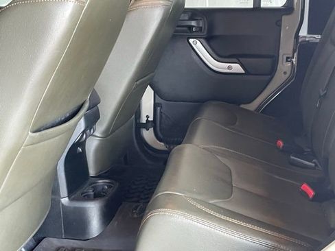 Used 2018 Jeep Wrangler Unlimited Sahara w/ Connectivity Group AWD/4WD image 16