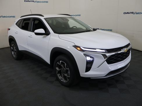 New 2026 Chevrolet Trax LT w/ LT Convenience Package FWD image 3