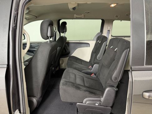 Used 2016 Dodge Grand Caravan SXT w/ UConnect Hands-Free Group FWD image 17