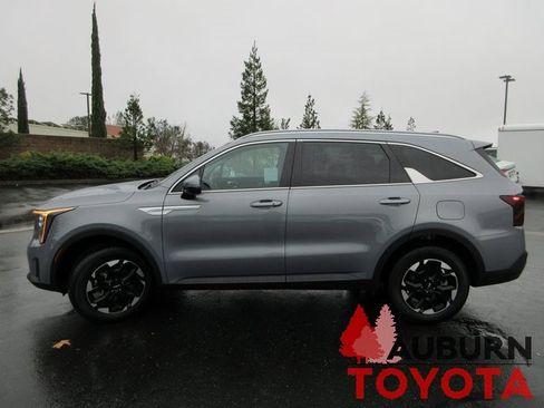 Used 2025 Kia Sorento S w/ Panoramic Sunroof Package image 8